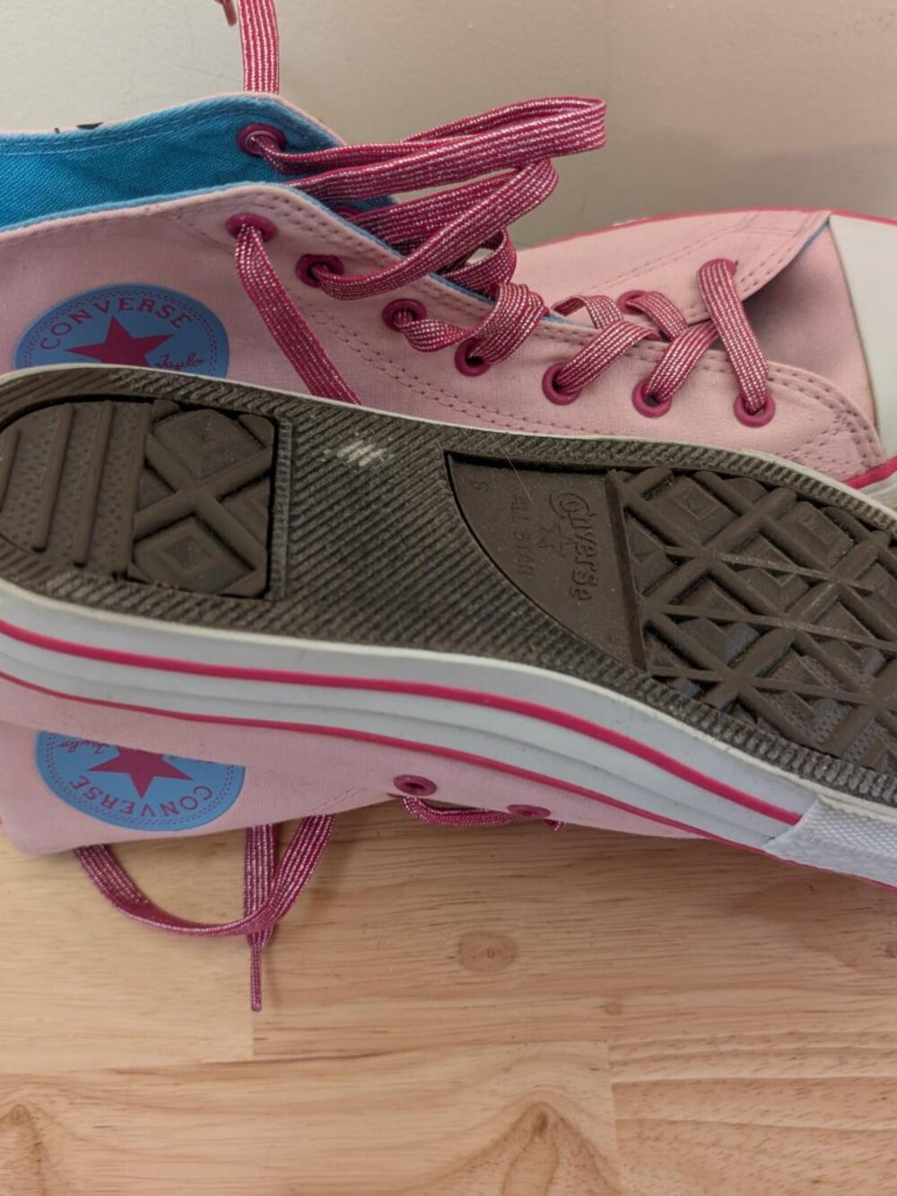 Converse - Dr. Suess - Cindy Lou Who - Picture 2 of 3